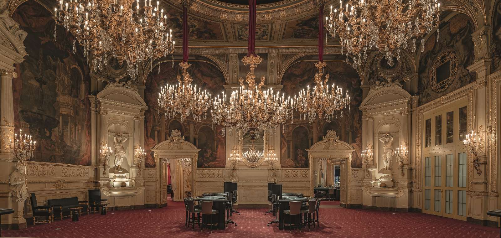 Ein imposanter Saal mit hohen Decken und Kronleuchtern im Casino Hotel in Baden Baden